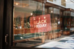 Cómo Preparar tu Web y Redes con IA para Soportar el Alto Tráfico del Black Friday en Colombia